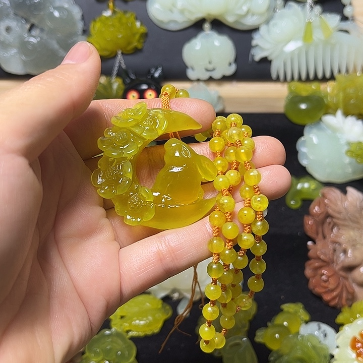 芳***华蛇纹石玉未镶嵌颈饰