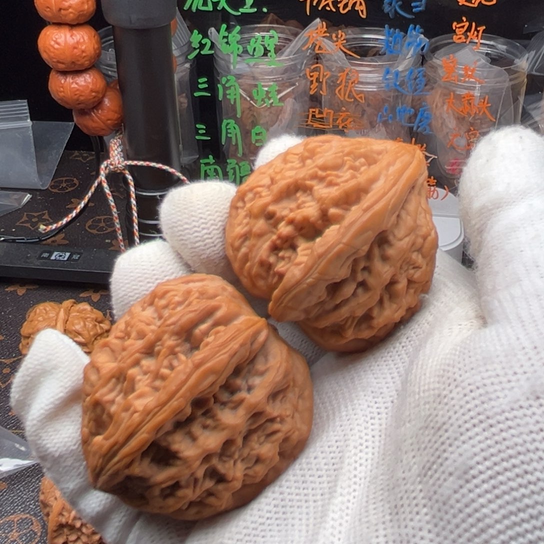 文玩核桃吊坠虎头王