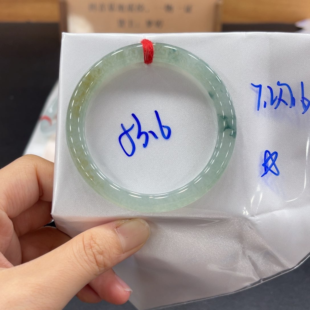 翡翠手镯未镶嵌翡翠