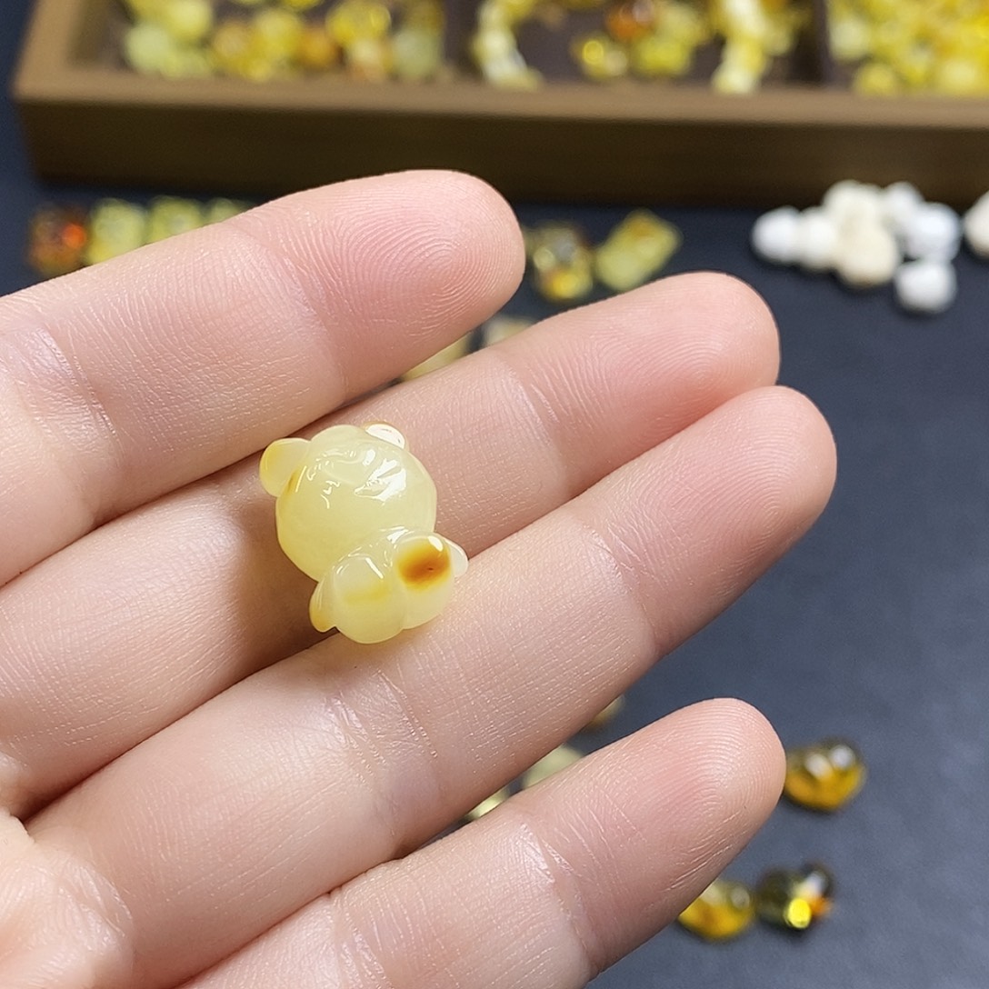 那***光蜜蜡未镶嵌颈饰小熊