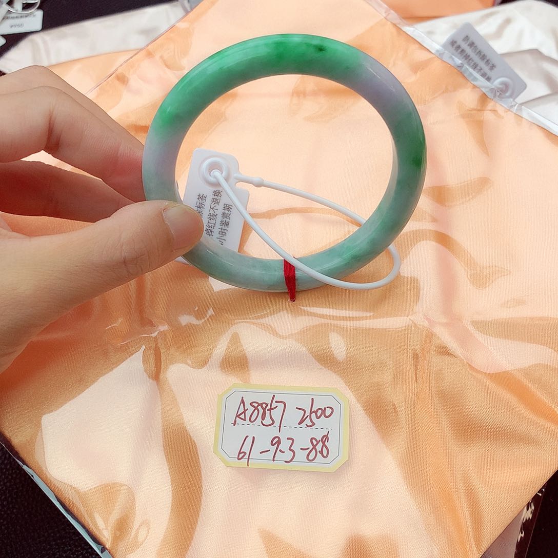 翡翠手镯未镶嵌翡翠