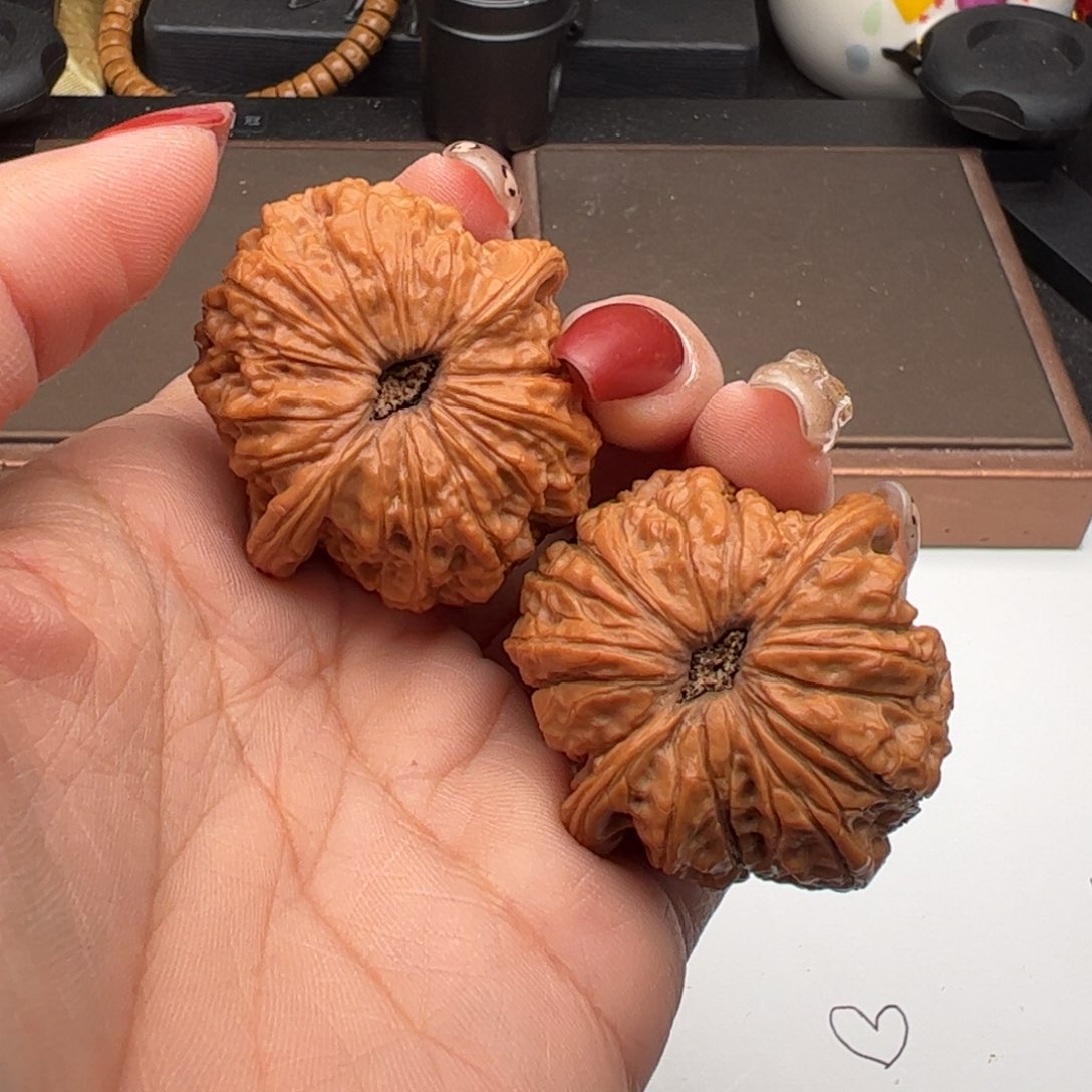 文玩核桃吊坠滢血麒麟40