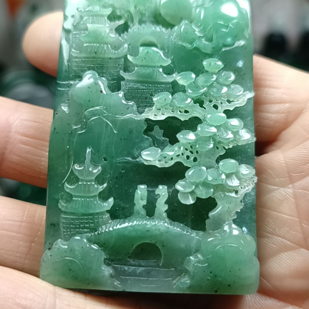 高***重独山玉未镶嵌颈饰