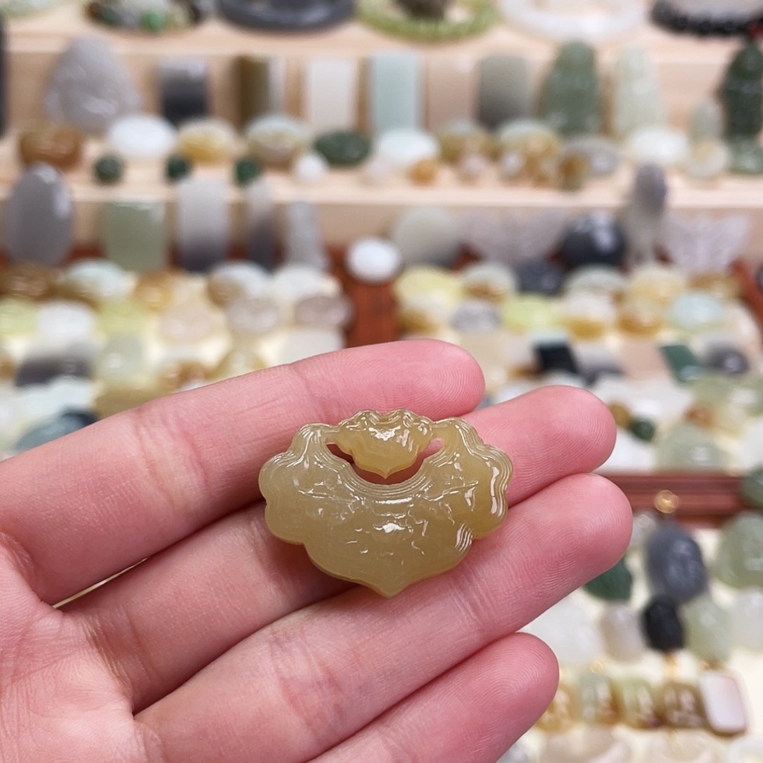 和田玉未镶嵌吊坠(赠链)