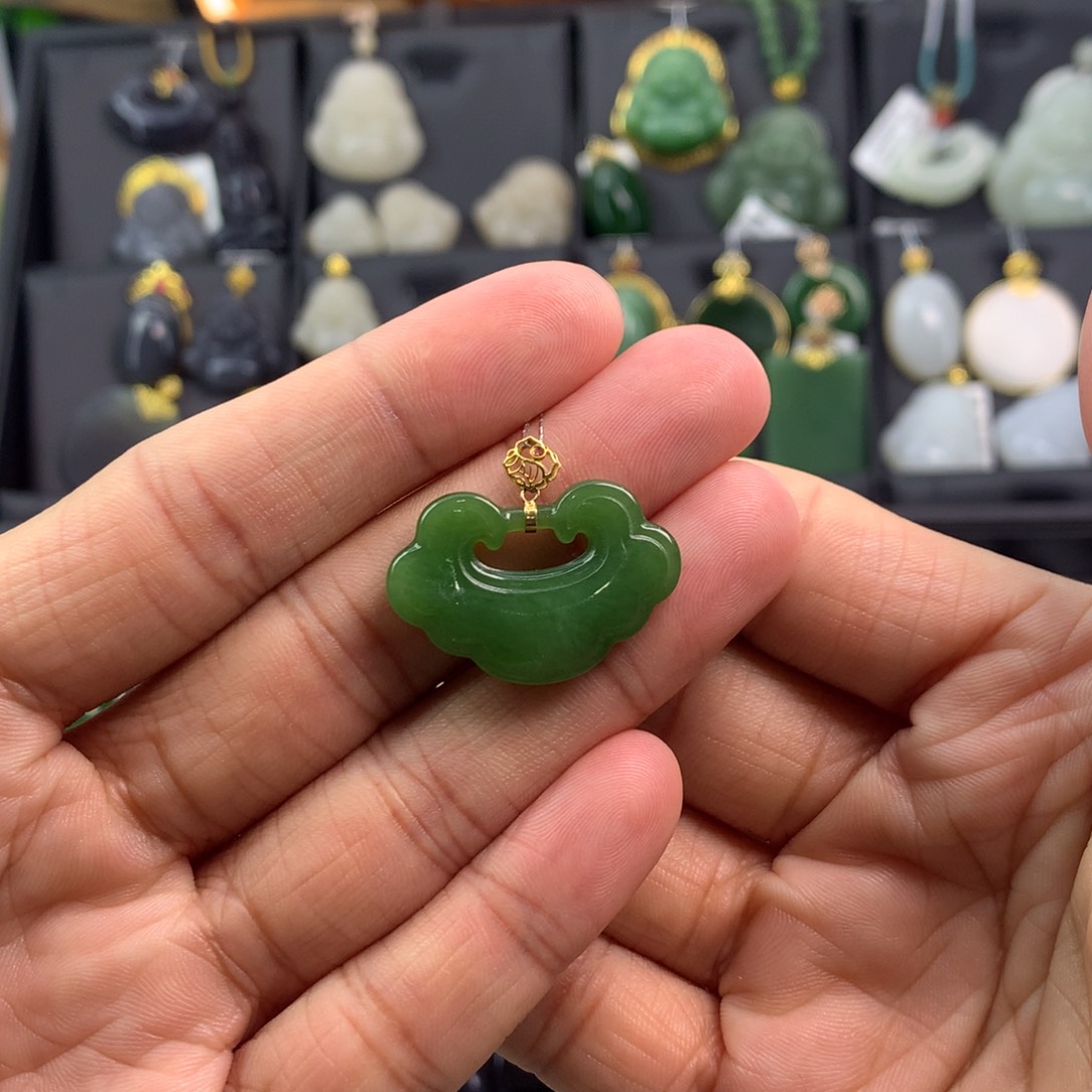 和田玉吊坠18K金镶嵌