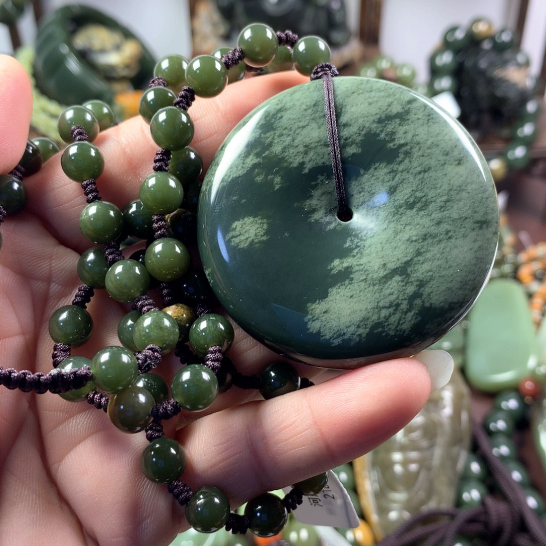 透闪石质玉挂件未镶嵌