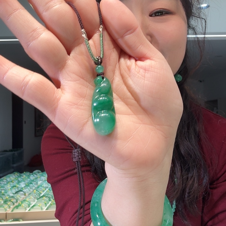 石英质玉未镶嵌颈饰