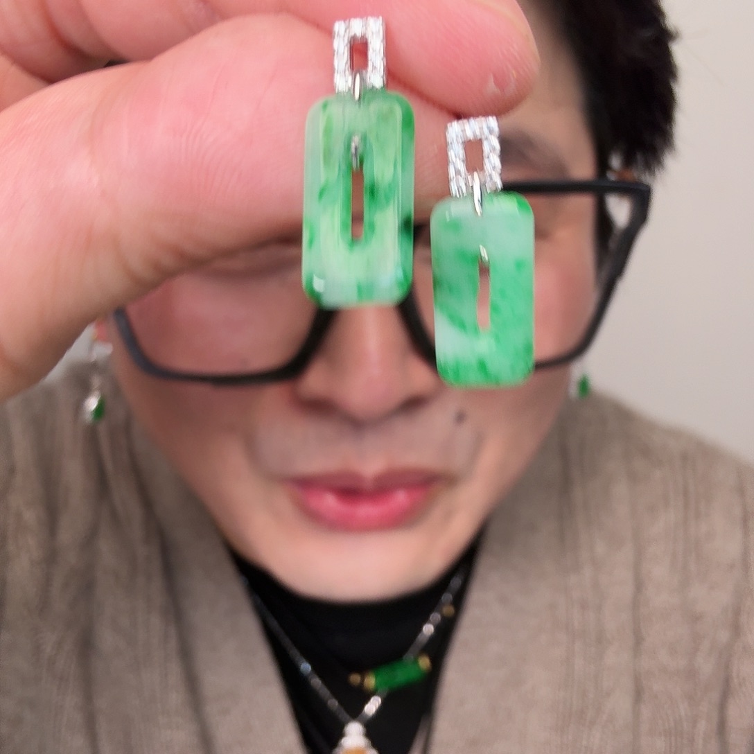 翡翠未镶嵌颈饰一对