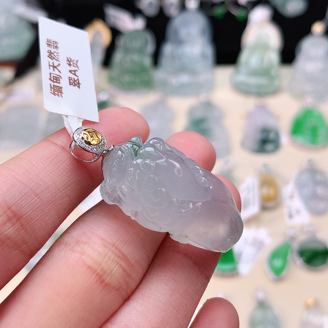 翡翠18K金镶嵌颈饰貔貅