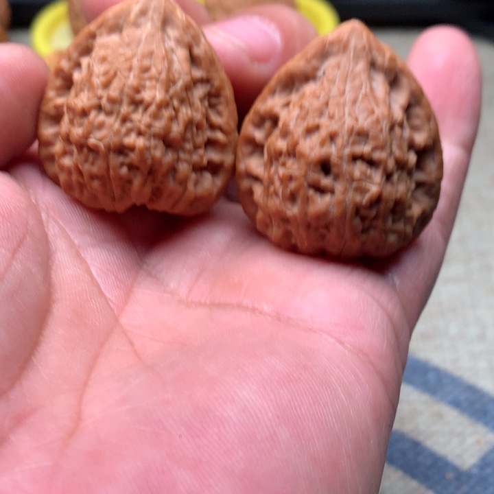 C***、吊坠桃核一抹红好看