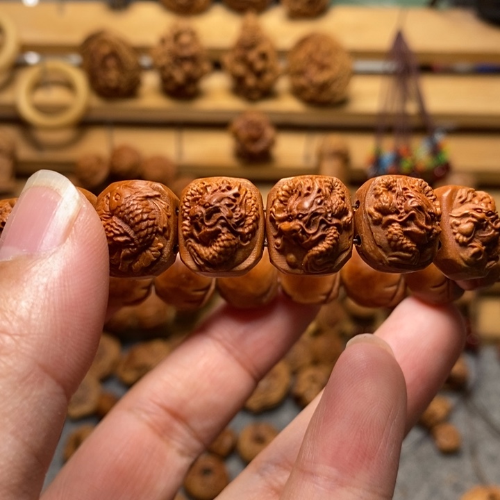 桃核雕刻鱼化龙小手牌