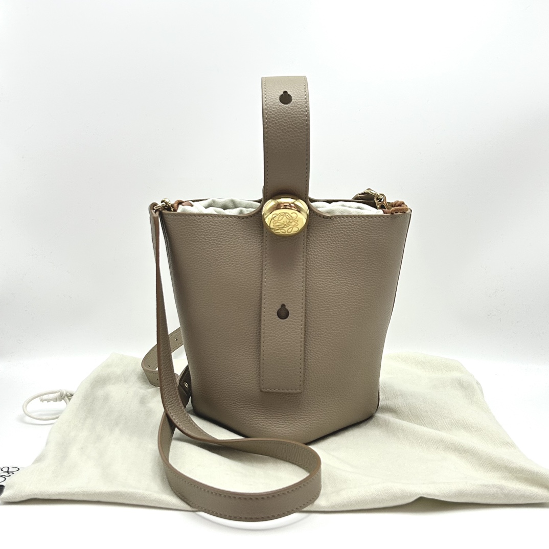 95新 LOEWE/罗意威 Pebble Bucket灰色手提斜挎水桶包72934