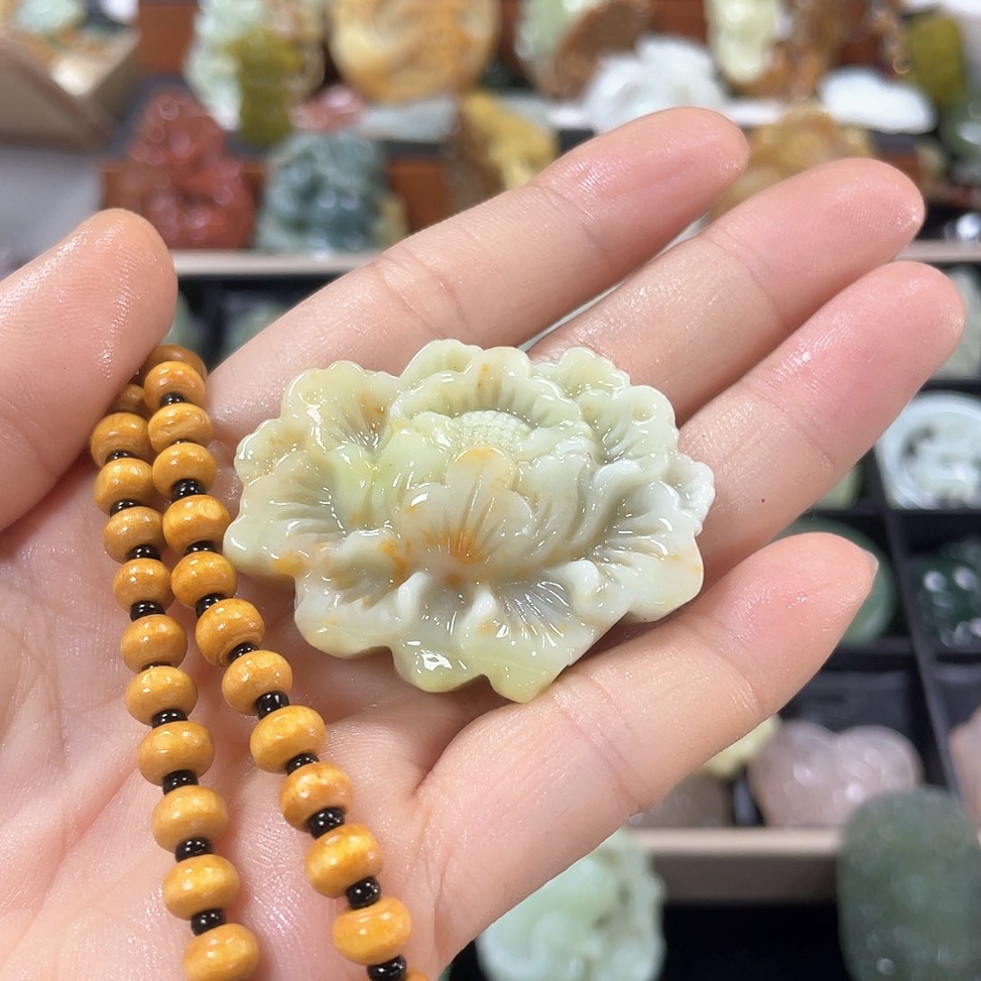 蛇纹石玉颈饰合金
