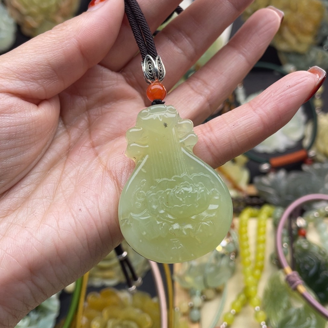 蛇纹石玉颈饰未镶嵌