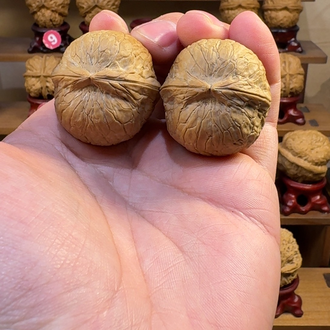 铁核桃把件正圆蛇皮球