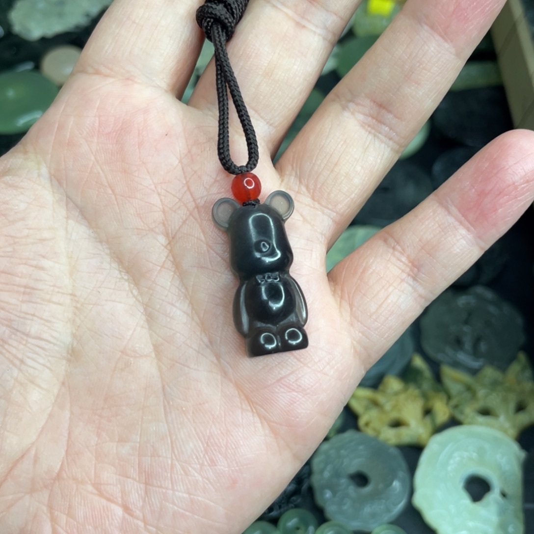 岫玉未镶嵌颈饰熊