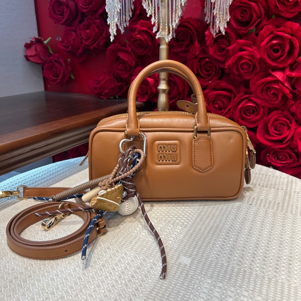 95新 MIU MIU/缪缪 miumiu缪缪焦糖色小号保龄球包  