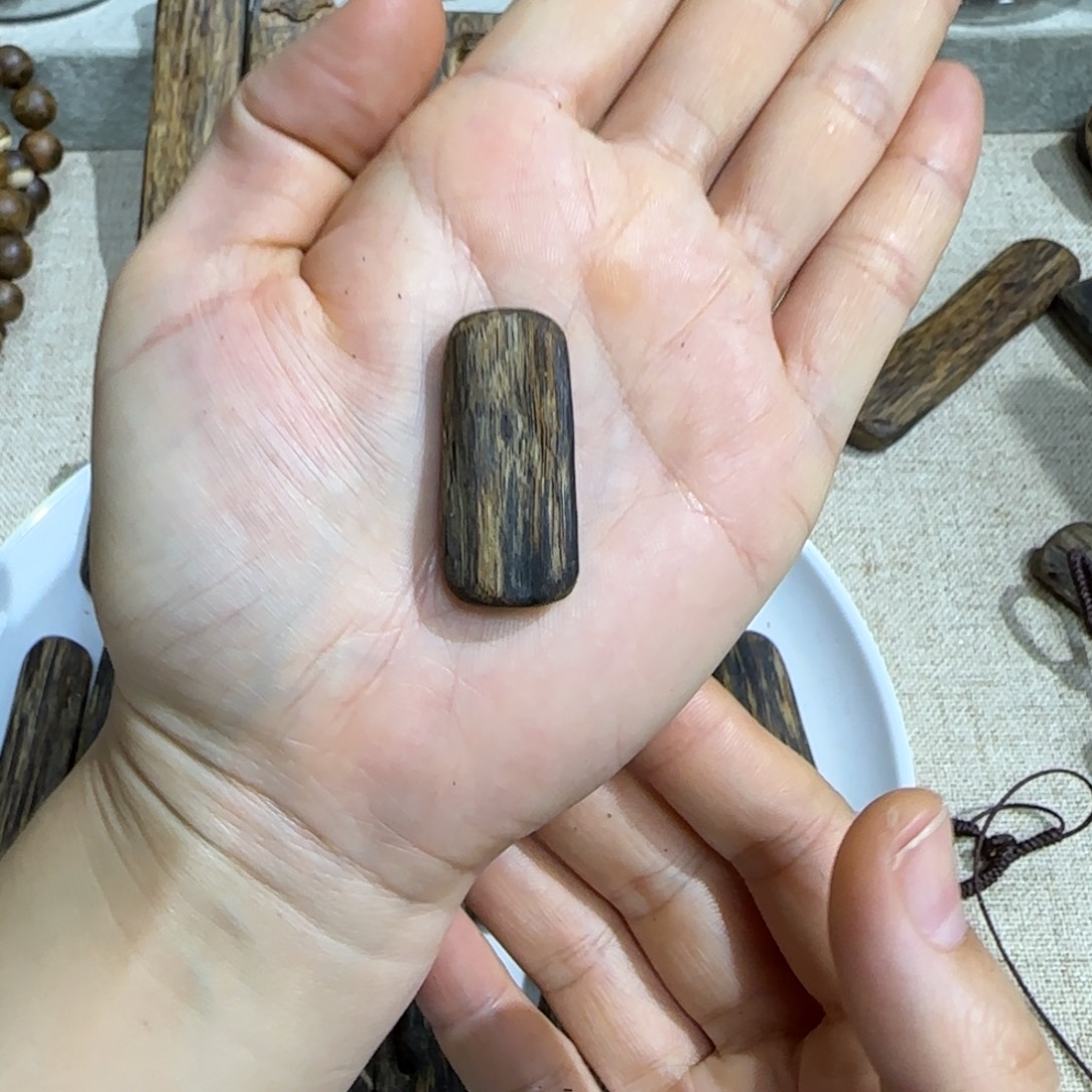 沉香吊坠奇楠沉香素牌吊坠（小精致）