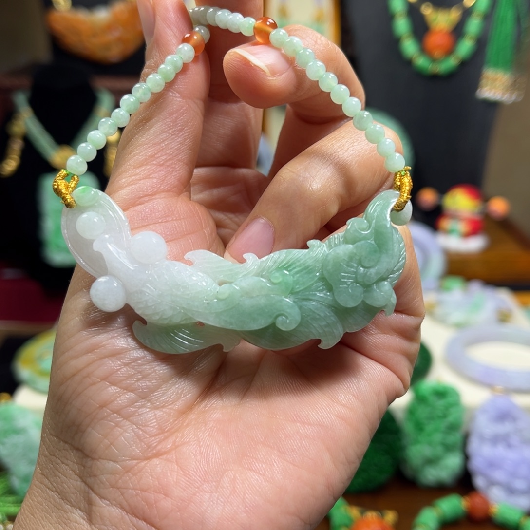 幸***。翡翠未镶嵌颈饰天然翡翠锦鲤