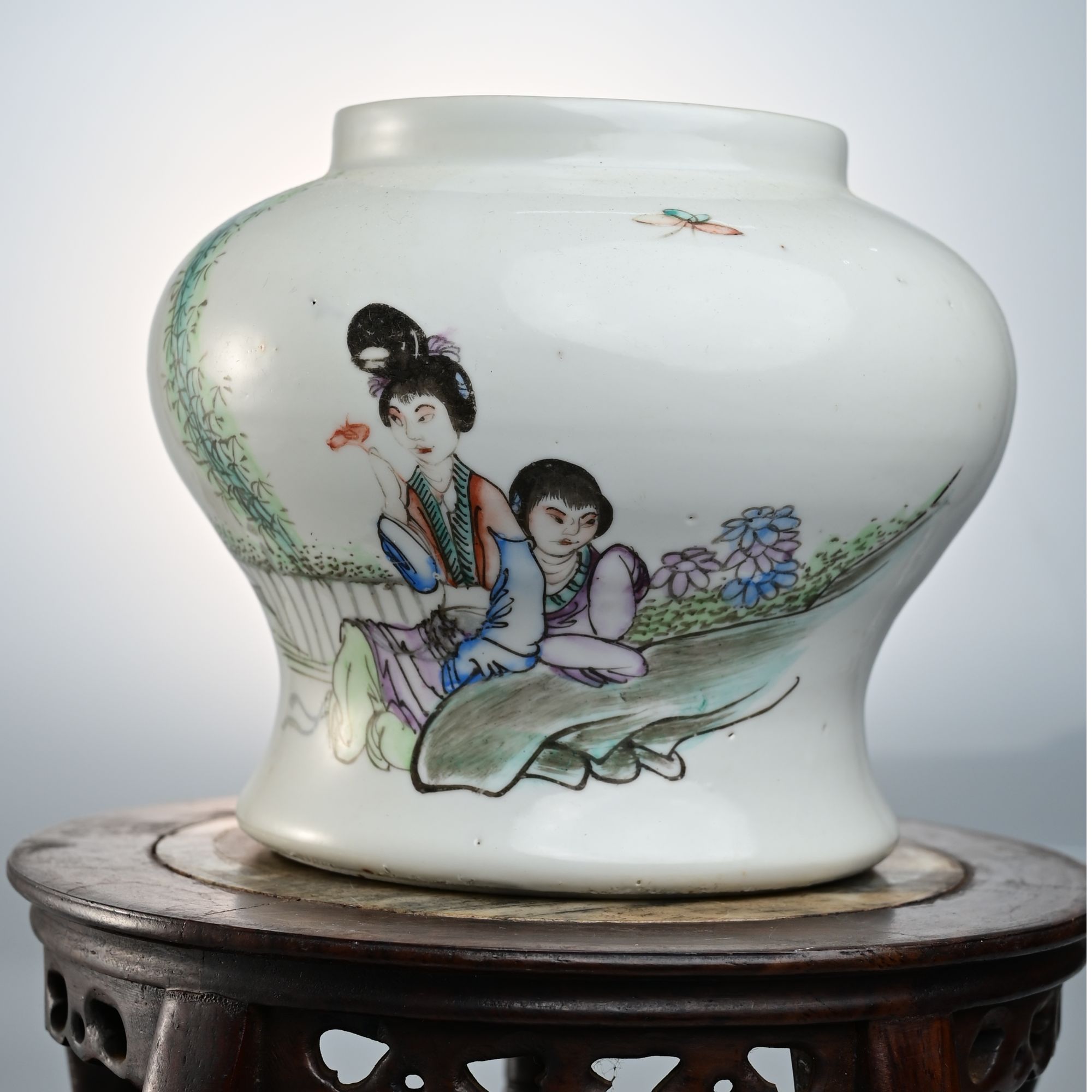 粉彩侍女小号将军罐