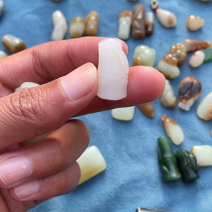 十***子和田玉（糖玉）未镶嵌手镯