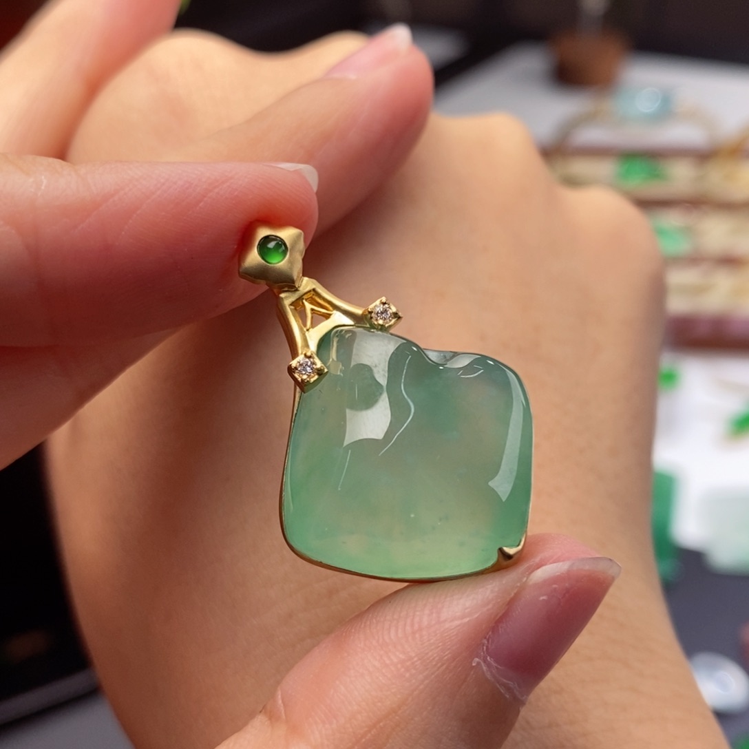 翡翠18K金镶嵌颈饰吊坠