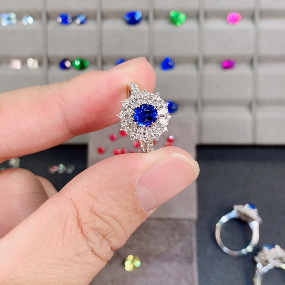 蓝宝石戒指18K金镶嵌1.04ct 蓝宝石戒指