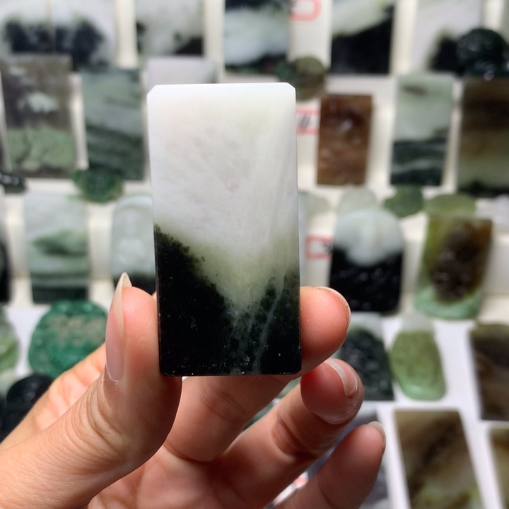 独山玉未镶嵌颈饰