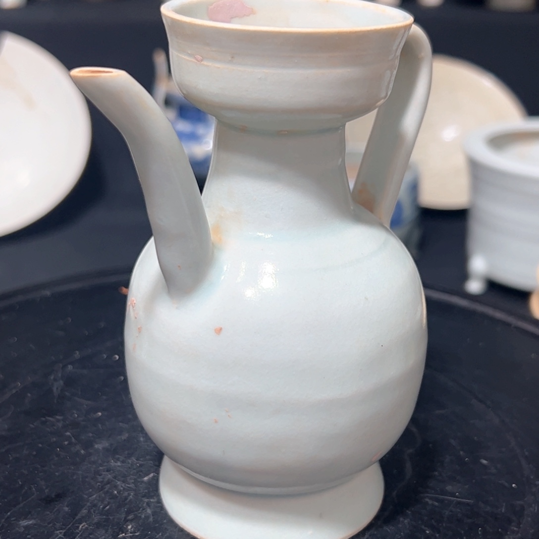 摆件风**起白釉的一个杯子，