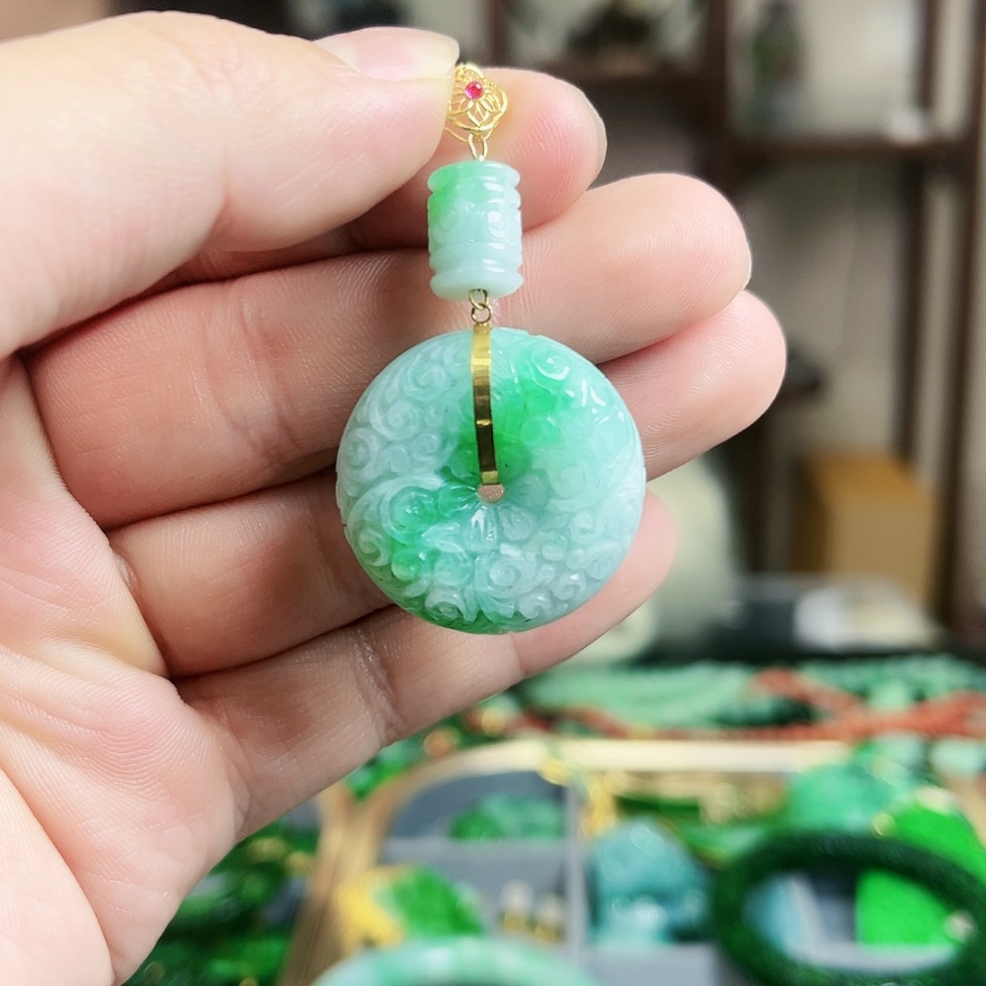 翡翠颈饰18K金镶嵌吊坠