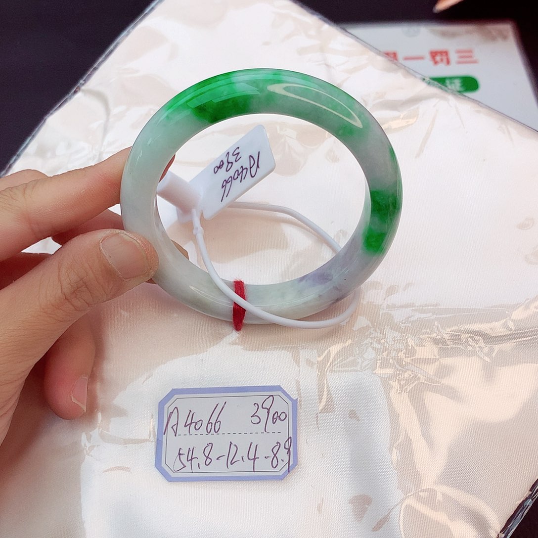 翡翠手镯未镶嵌翡翠