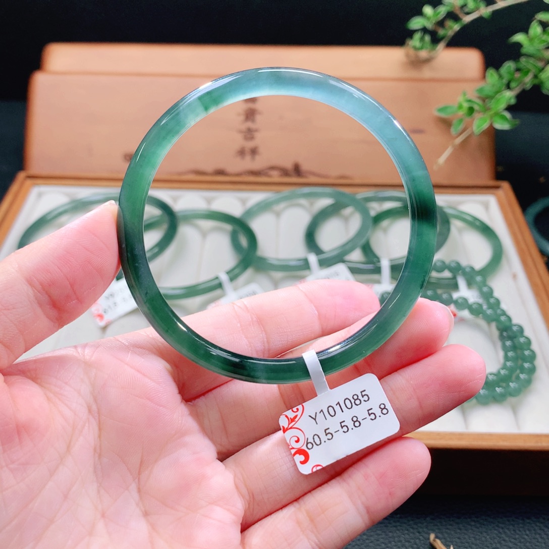 未镶嵌手镯（圆镯）翡翠