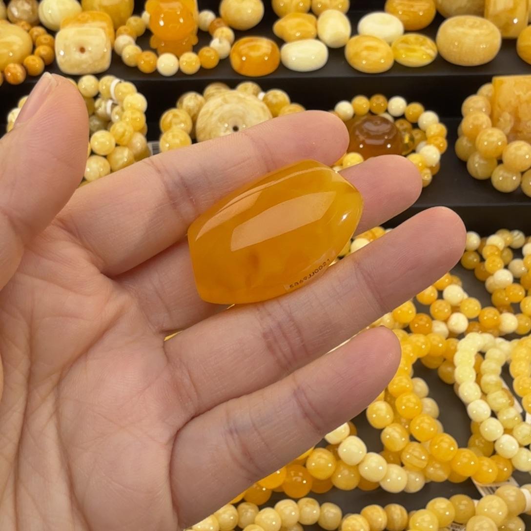 哲***巴琥珀未镶嵌裸石焦皮橘红马蹄珠