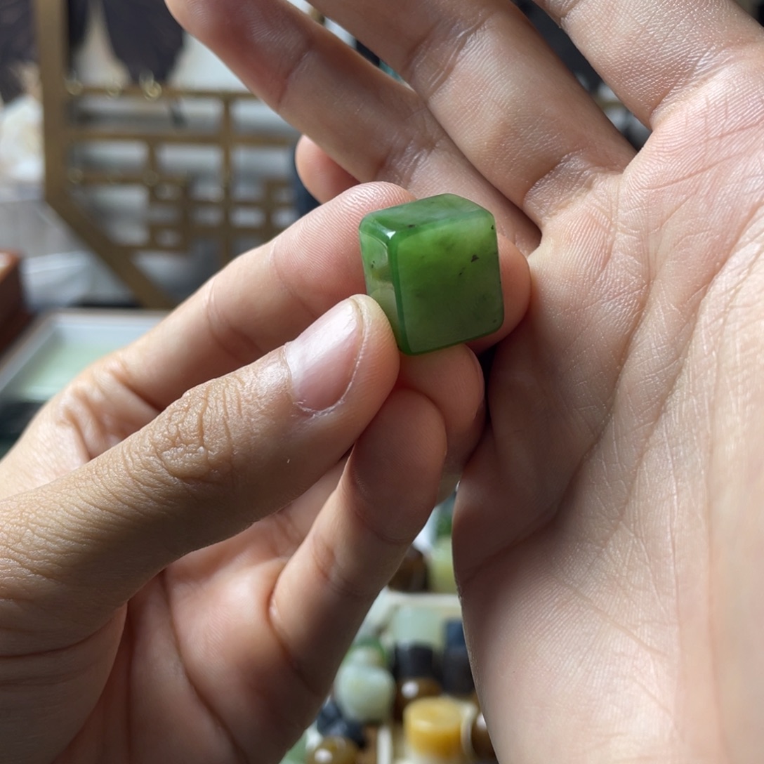 喔***唬和田玉（糖玉）未镶嵌颈饰