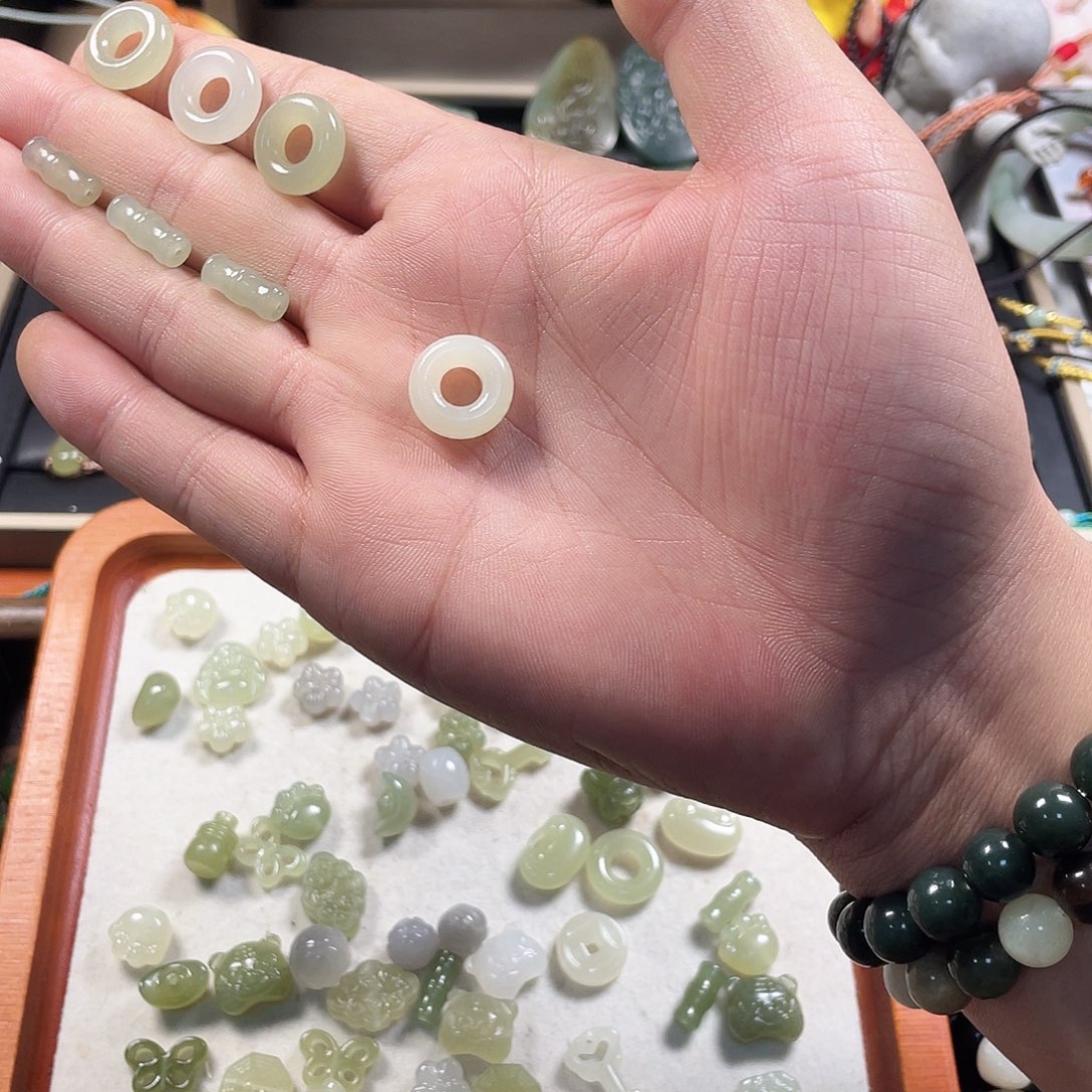 婷***善和田玉未镶嵌手镯