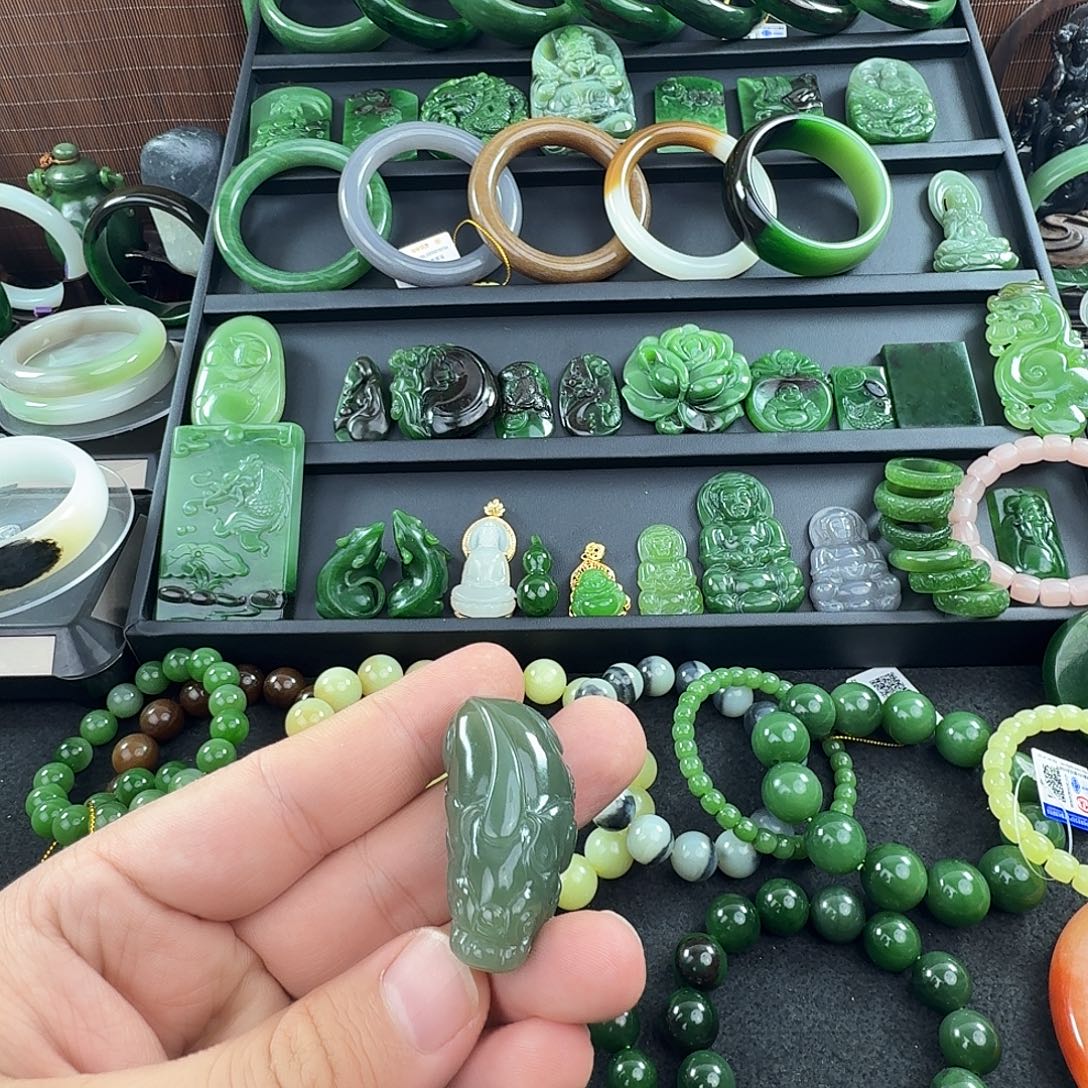 松***赫和田玉未镶嵌颈饰