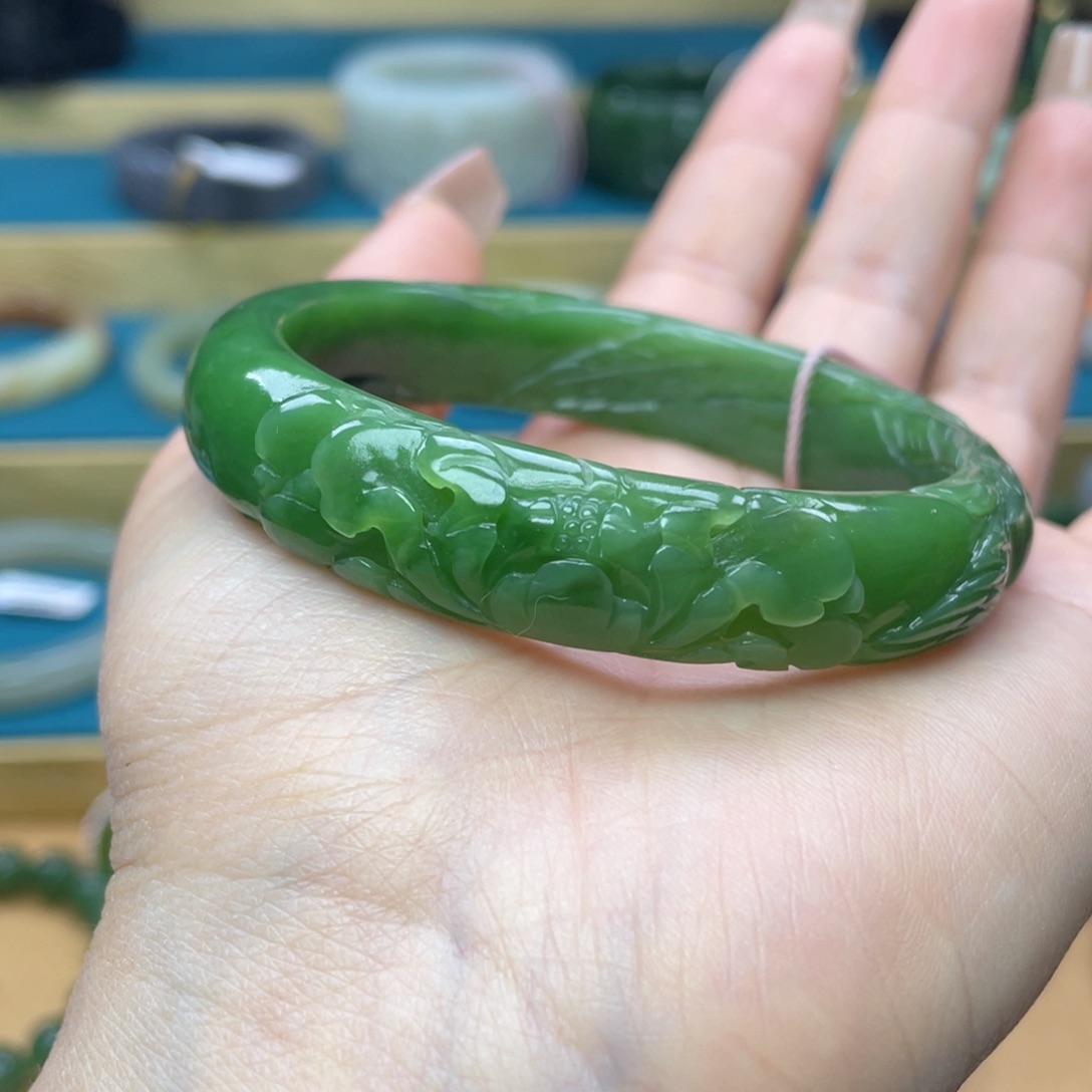 和田玉手镯58圈口。编号19未镶嵌初*