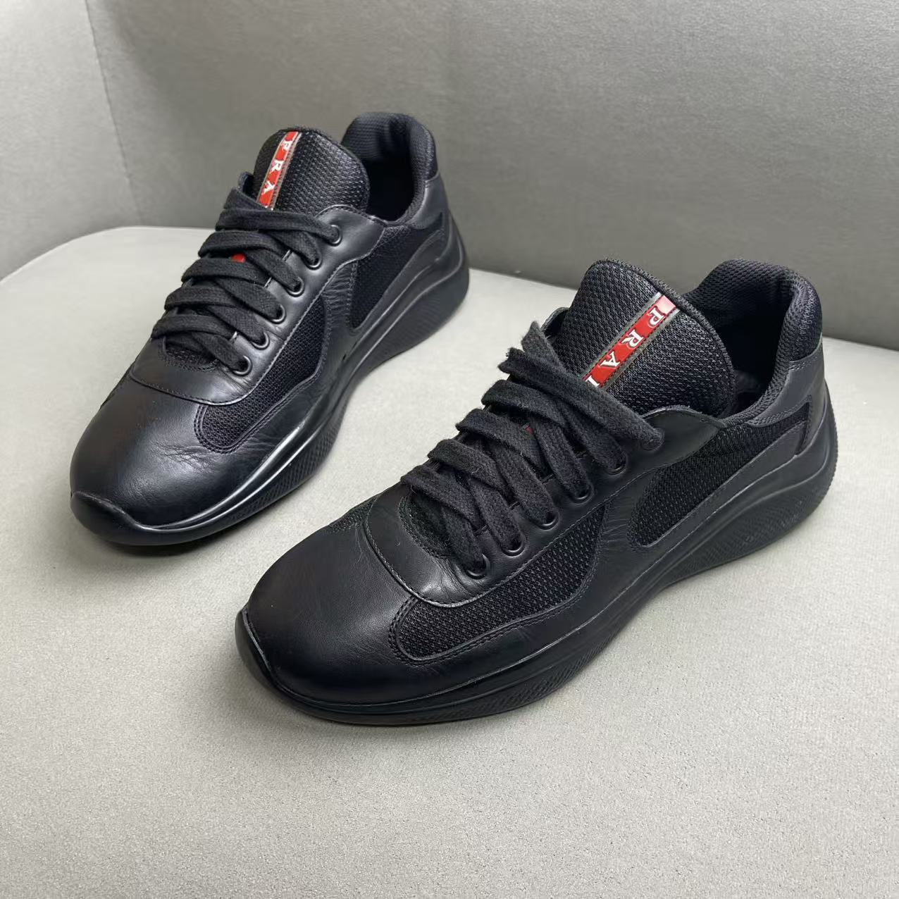 95新 Prada/普拉达 黑色皮革网面拼接红标logo运动鞋 39码