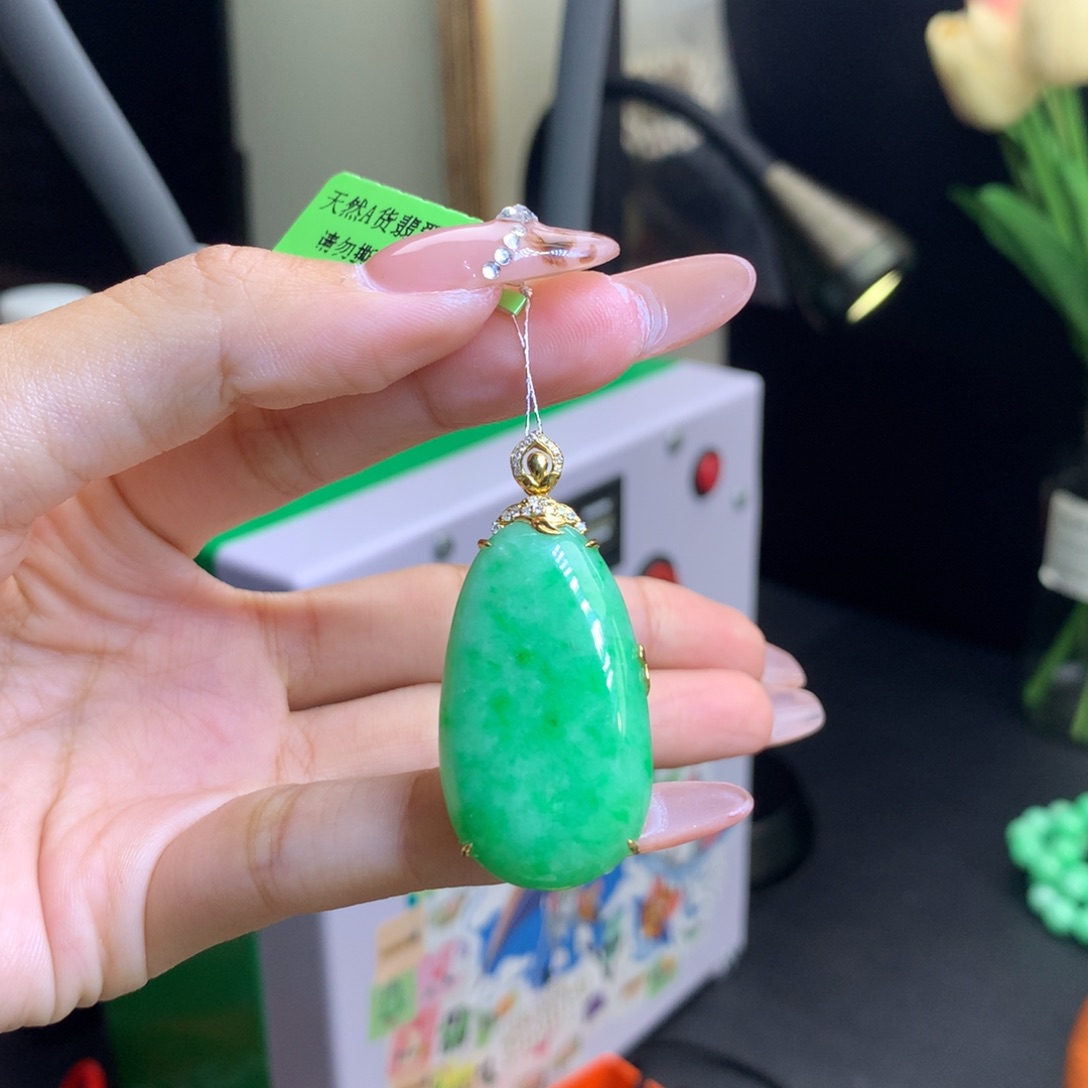 翡翠18K金镶嵌颈饰