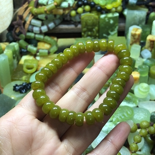 未镶嵌岫玉吊坠Z****?