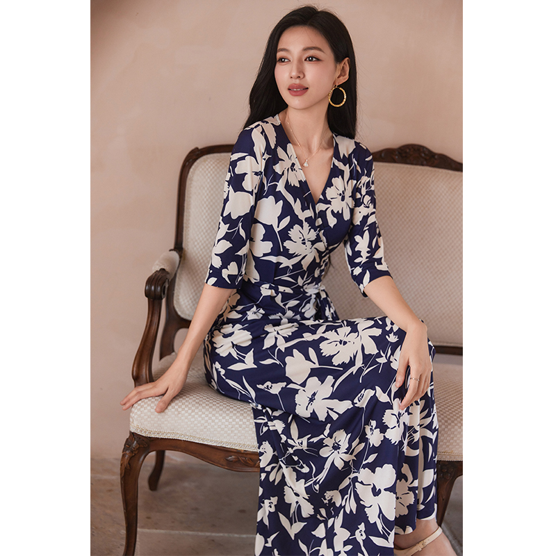 iu【金喜】2025夏季新款一片式裹身裙气质女人味大花朵连衣裙女长款