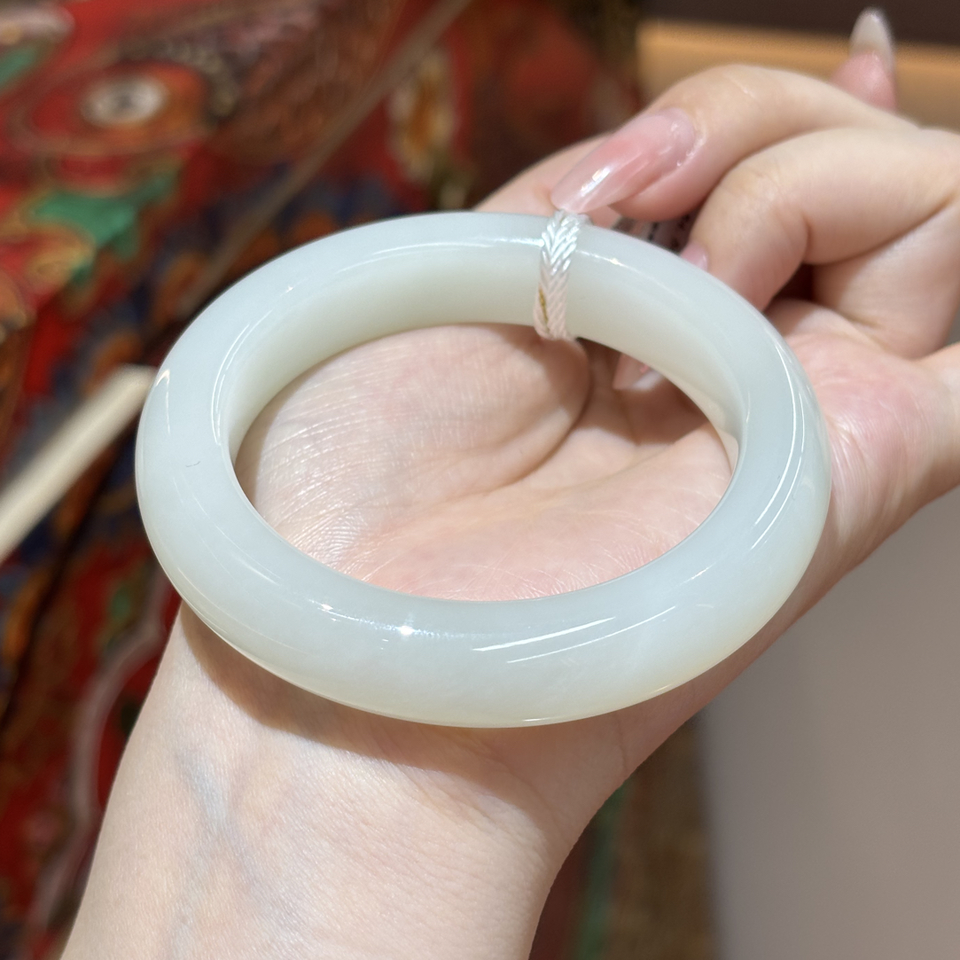 101717wt和田玉俄料羊脂白手镯约54.5圈口68.72克