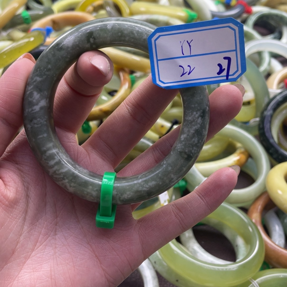 丫***～蛇纹石玉未镶嵌手镯