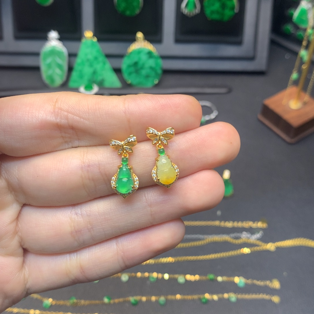 翡翠未镶嵌耳饰有纹裂