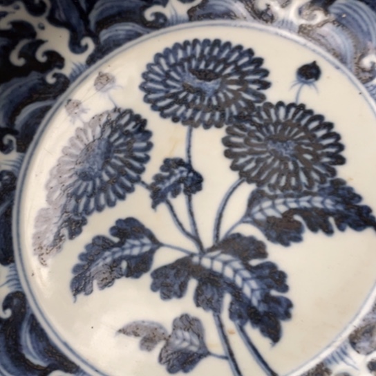 摆件海水纹样青花菊花纹大盘