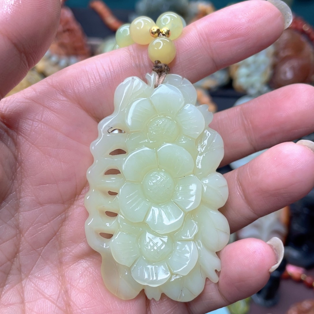 蛇纹石玉颈饰未镶嵌