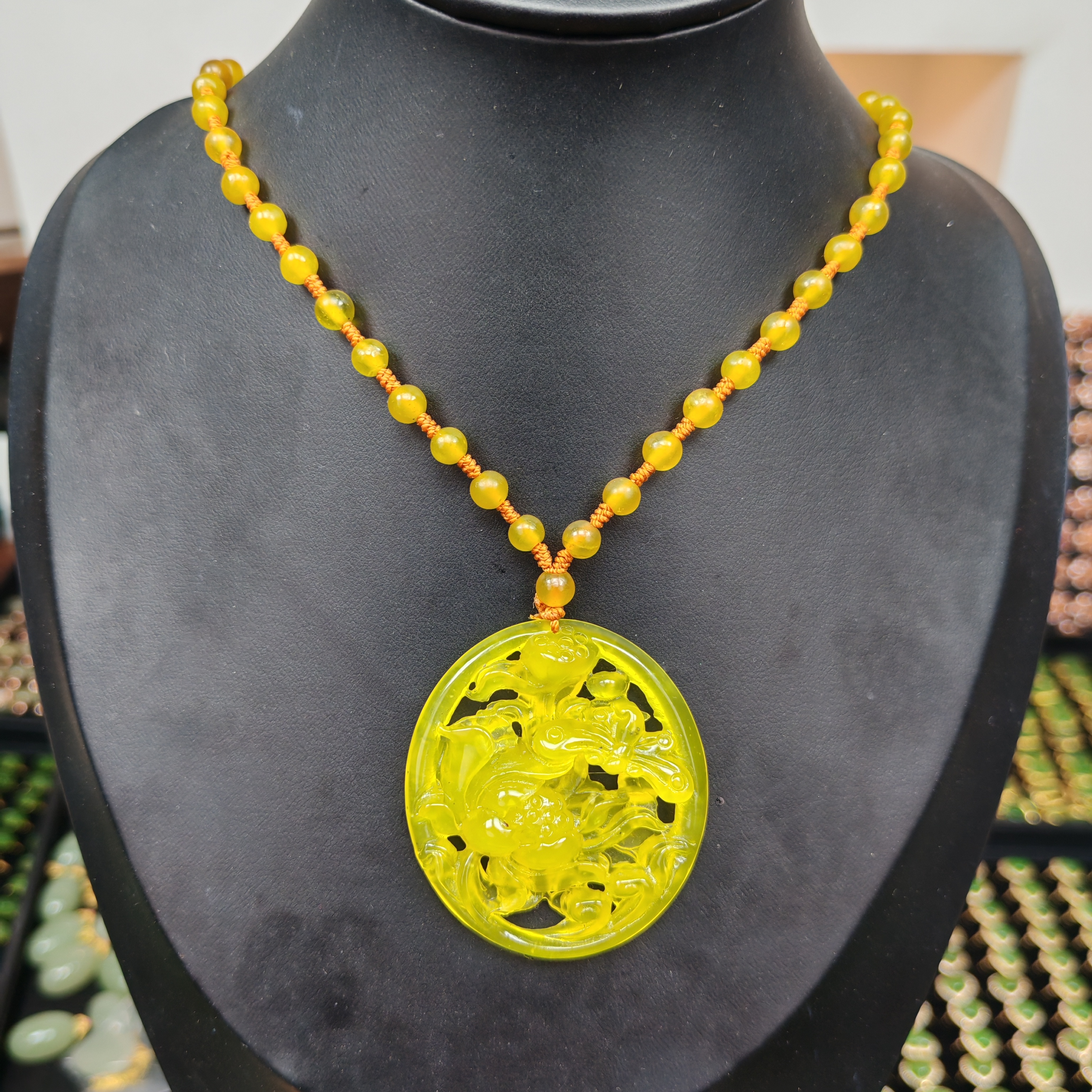 岫玉上品精美朝鲜黄蜻蜓荷花挂件（全珠链）