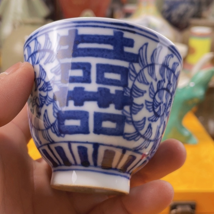 瓷器杯子里都装有大量