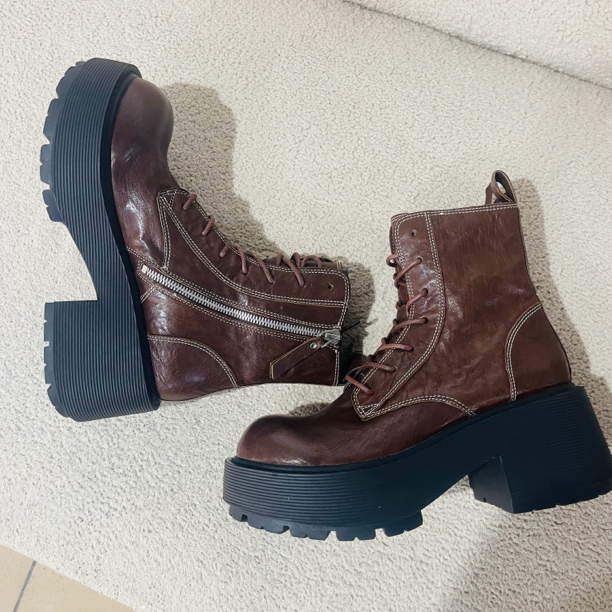 成型底复古简约风女靴