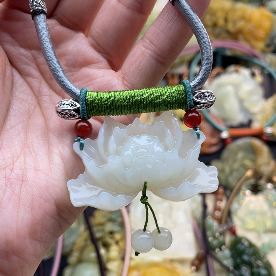 蛇纹石玉颈饰未镶嵌